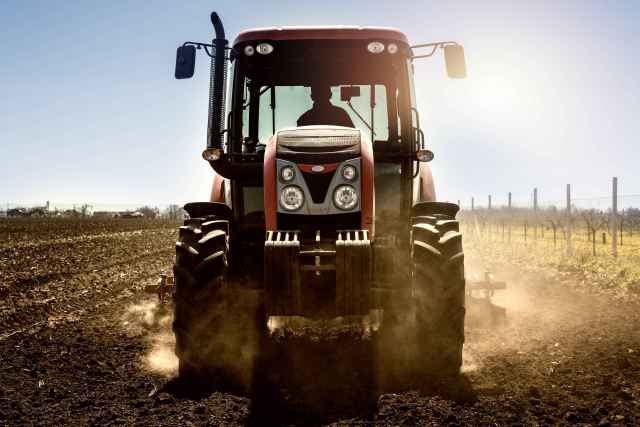 Manejo y mantenimiento del tractor agrícola y equipos de producción