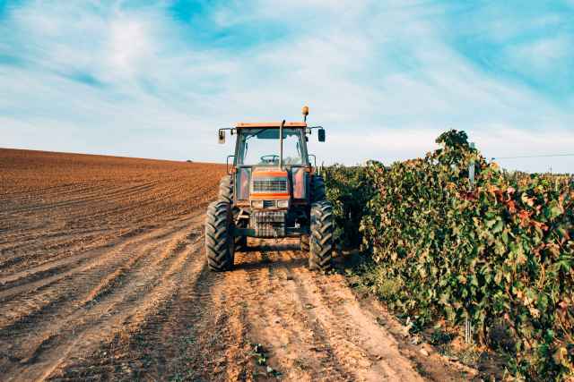 Manejo y mantenimiento del tractor agrícola y equipos de producción